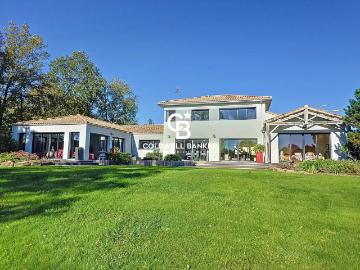 Maison de luxe de 7 pièces en vente à Nesmy, France