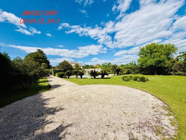 Maison de luxe de 7 pièces en vente à Alès, France
