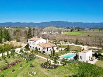 Maison de luxe de 7 pièces en vente à Ansouis, France