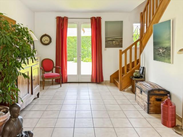 Maison de luxe de 8 pièces en vente à Élancourt, France