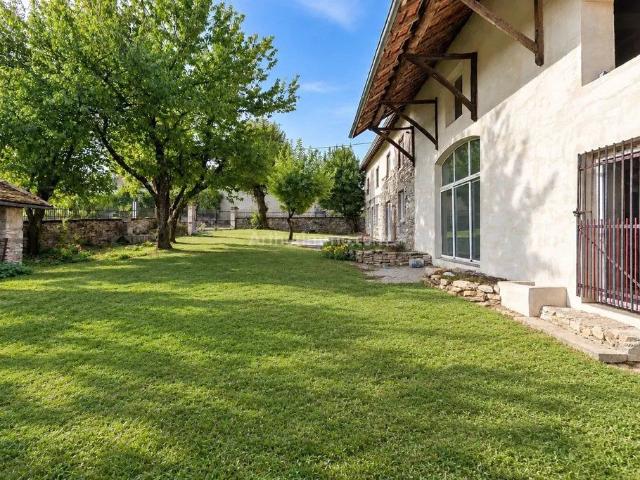 Maison de luxe de 8 pièces en vente à Sermérieu, France