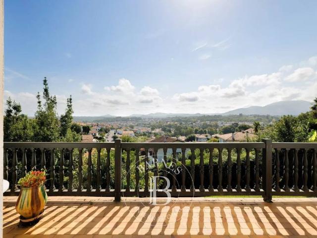 Maison de luxe de 9 pièces en vente à Ciboure, France