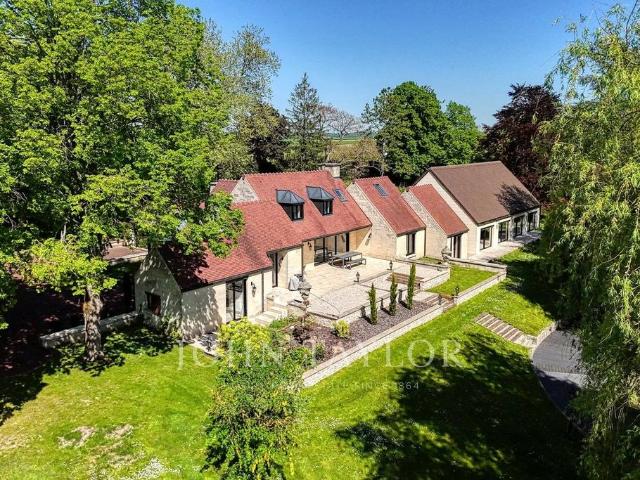 Maison de luxe de 9 pièces en vente à Fontaine Chaalis, France