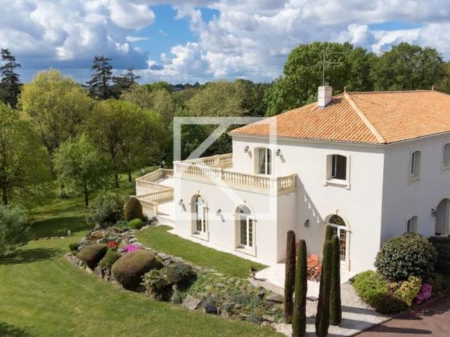 Maison de luxe de 13 pièces en vente à Montaigu, Pays de la Loire