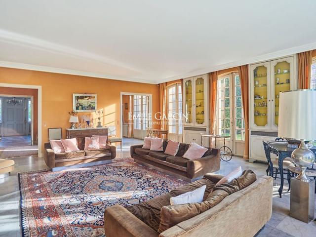 Maison de luxe de 10 pièces en vente à Versailles, France