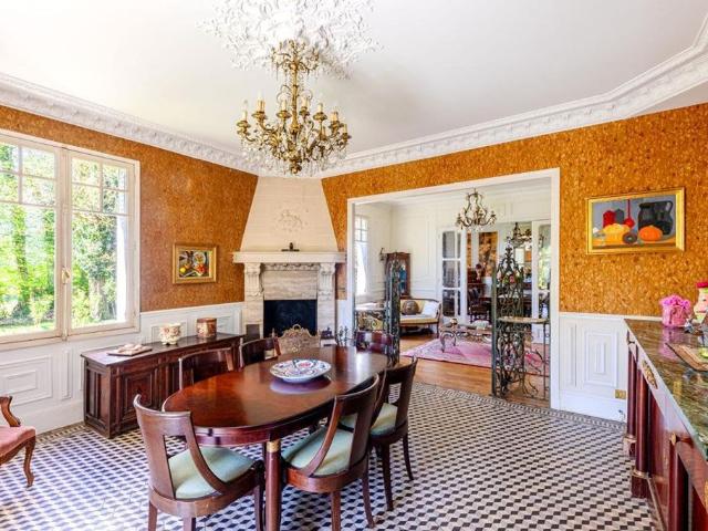 Maison de luxe de 10 pièces en vente à Noailles, France