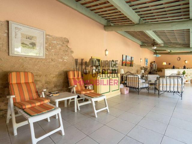 Maison de luxe de 10 pièces en vente à Saint Saturnin lès Avignon, France
