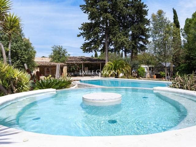 Maison de luxe de 11 pièces en location à Uzès, France
