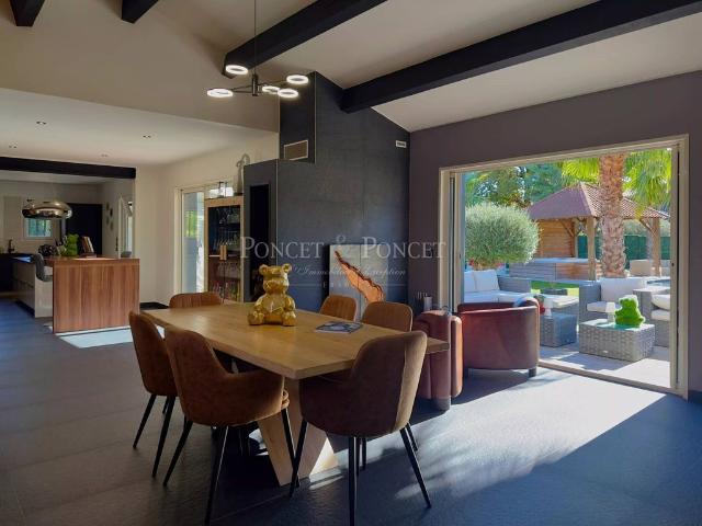 Maison de luxe de 11 pièces en vente à Assas, France