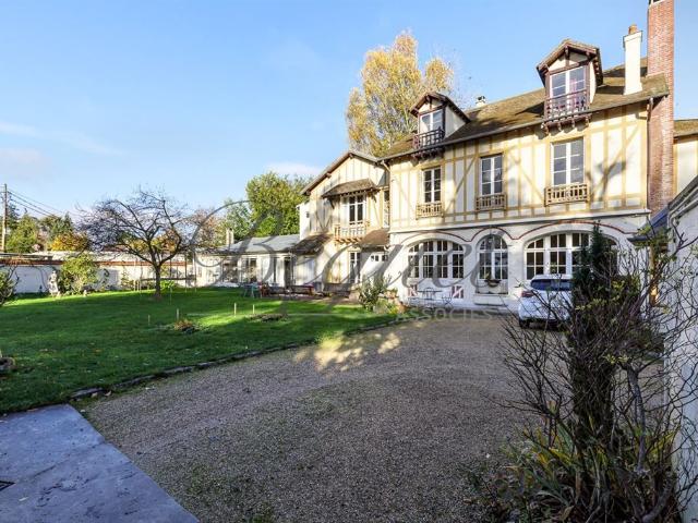 Maison de luxe de 5 chambres en vente à Vaucresson, France