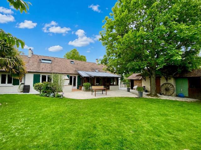 Maison de luxe de 9 pièces en vente à Thoiry, France