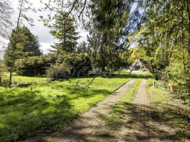 Maison de luxe en vente à Poigny la Forêt, Île de France
