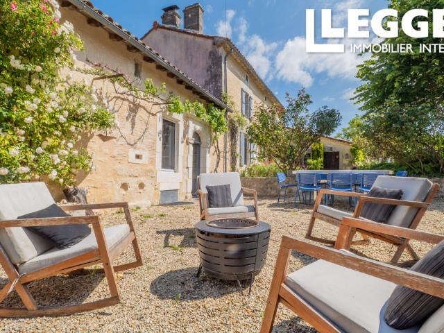 Maison de luxe récemment rénovée avec dépendances, piscine chauffée et grand jardin paysager, cour exposée Sud