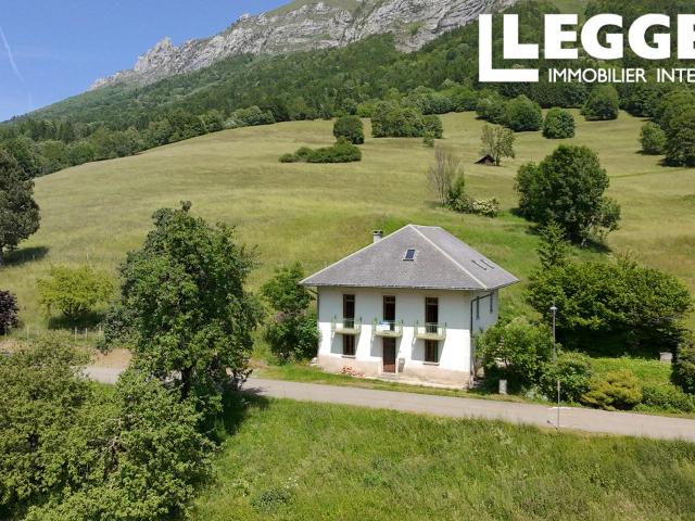 Maison de montagne spacieuse T9 à vendre à Doucy en Bauges, emplacement au calme au départ des randonnées