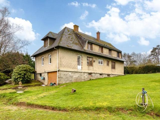 Maison de maçon 10 pièces dont 8 chambres sur sous sol complet, au calme