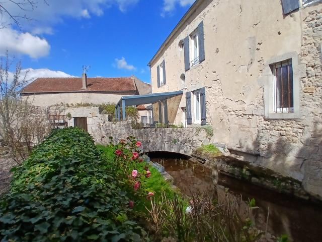 Maison de maître au centre ville de Lormes avec jardin et dé. 294m² Lormes