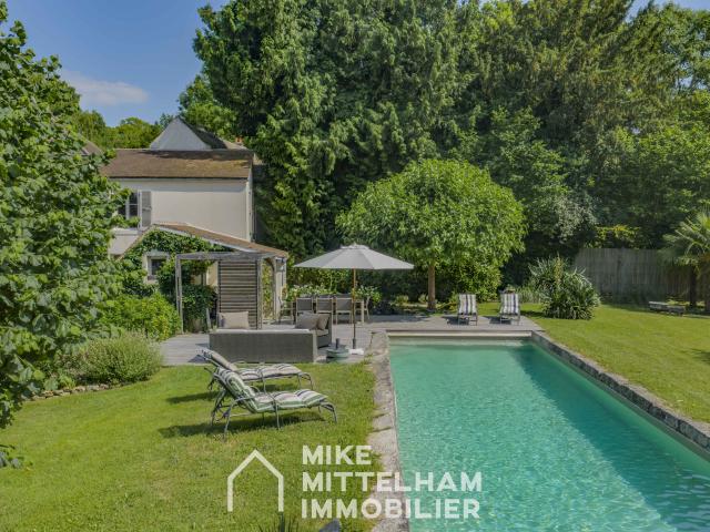 MAISON DE MAÎTRE AUX PORTES DE MONTFORT PETITES DÉPENDANCES ET PISCINE