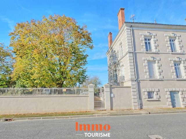 Maison de maître avec gîtes et piscine à mi chemin entre le. 203m² Valençay