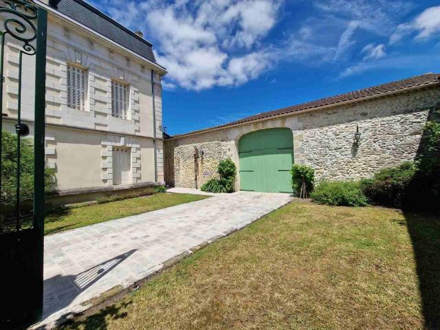Maison de maître avec dépendances et piscine 331m² Mazion