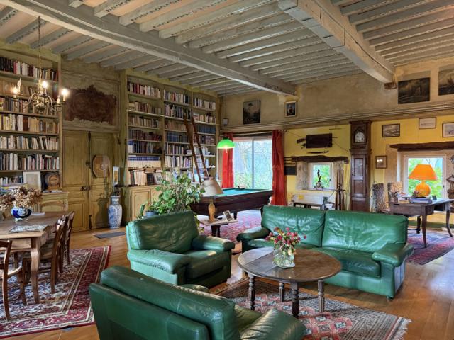 Maison de maitre avec dépendances et piscine au calme sur 11