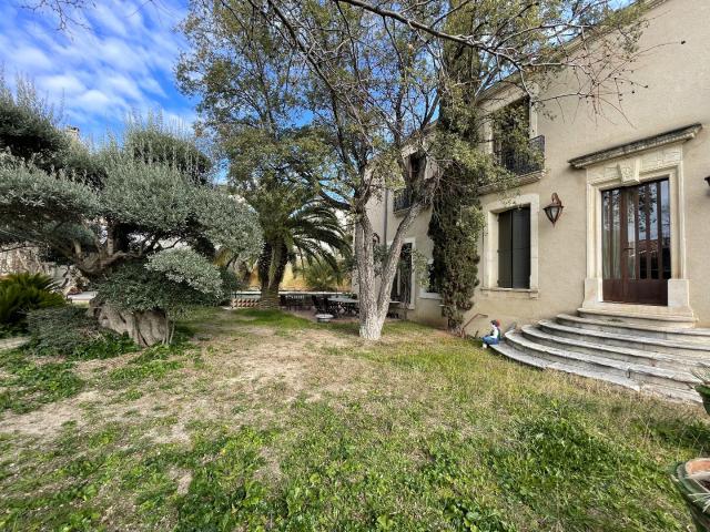 Maison de maître avec jardin, piscine, dépendance, atelier et garage