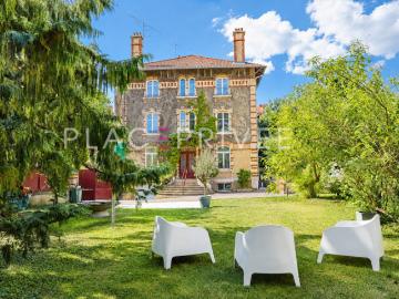 Maison de Maître avec jardin, piscine et garage