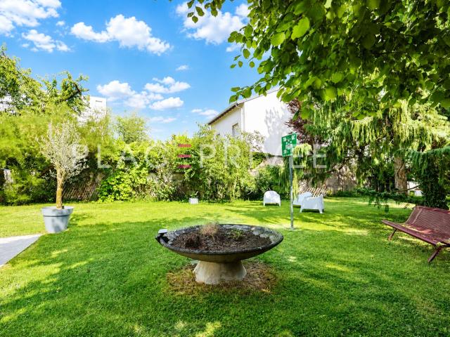 Maison de Maître avec jardin, piscine et garage