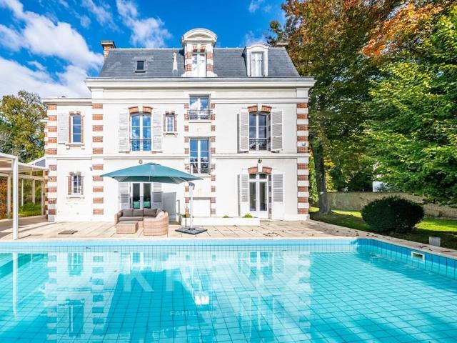 Maison de maître avec parc et piscine Centre ville d'Auxer. 400m² Auxerre