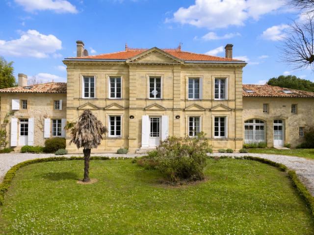 Maison de maître avec piscine et dépendances 390m² Pujols