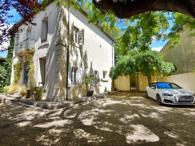Maison de maître avec piscine sur terrain arboré