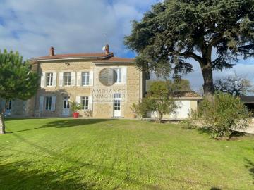 Maison de Maître centre d'un village