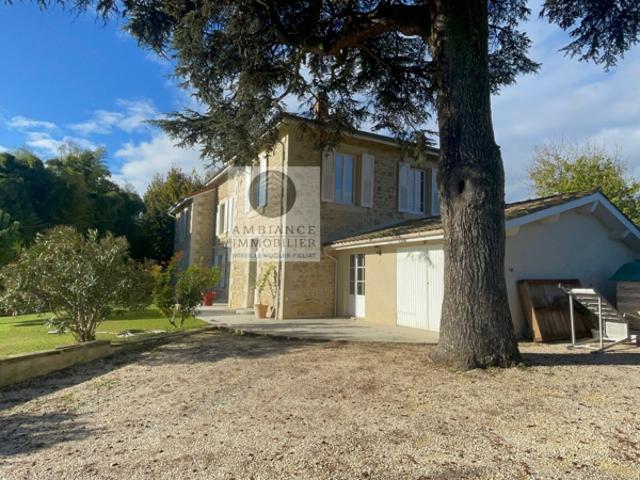 Maison de Maître centre d'un village