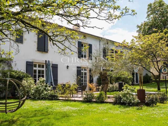 Maison De Maître Du XVe Siècle – Élégance Contemporaine & Ar. 616m² Saint Pierre d'Amilly