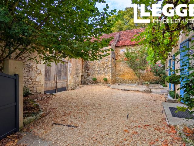 Maison de Maître du XVIIe/XVIIIe bien rénovée, avec cour et grange, dans un joli village