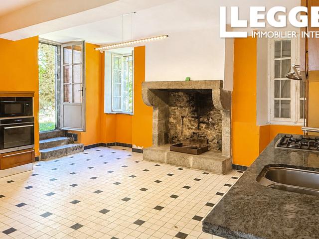 Maison de Maître du XVIIIe siècle avec cour, dépendances et annexe à Mayenne