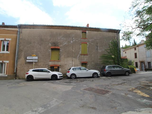 Maison de maître du 18 ème avec grande cour, petit, ecurie e. 0m² Montséret