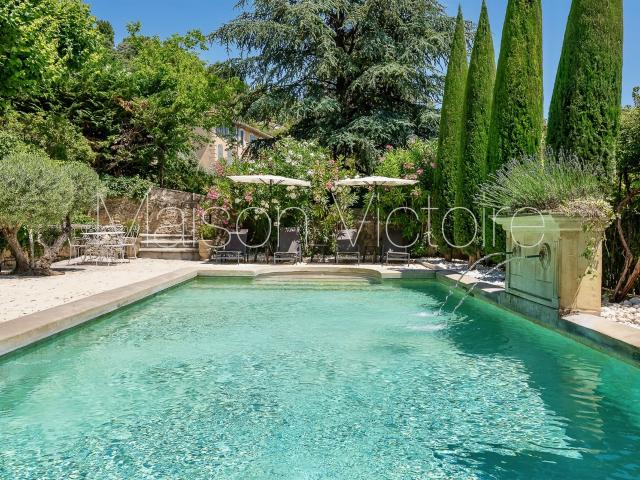 Maison de Maître du 19e siècle avec jardin et piscine. 480m² Apt