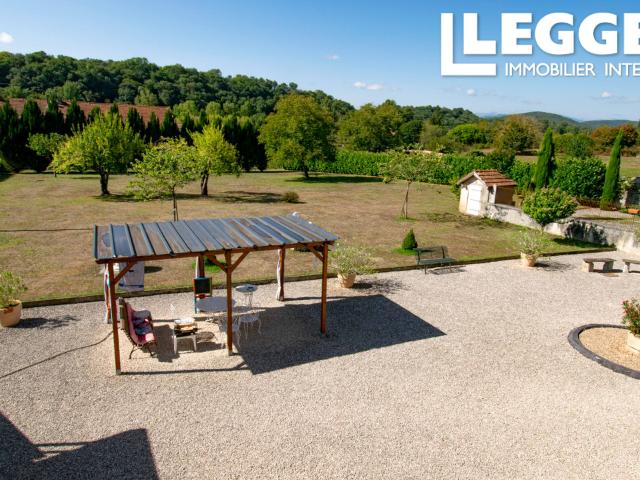 Maison de maitre dans le Comminges, Surface habitable de 460 m2 sur 3 niveaux, un parc de 3118 m² clôturé