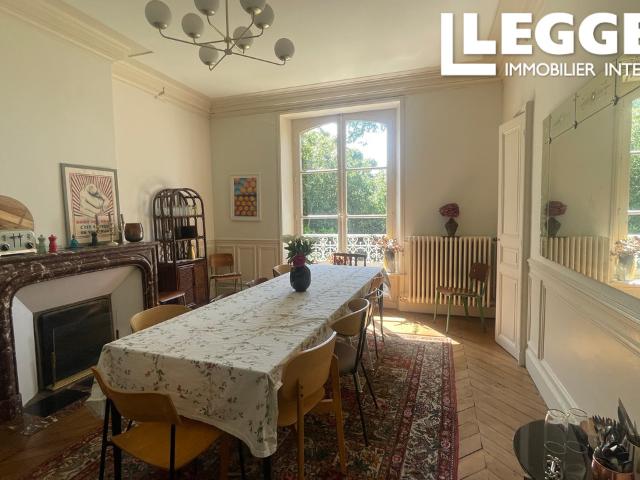 Maison de maître dans le centre de Coutances de 357 m2 avec 8 chambres, 3000 m2 de jardin arboré et 1 gite
