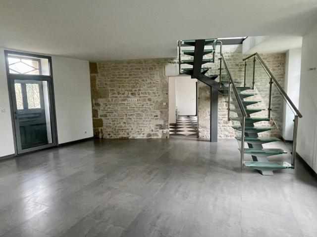 Maison de Maître de 250 m², restaurée, cadre magnifique ! 245m² Salles