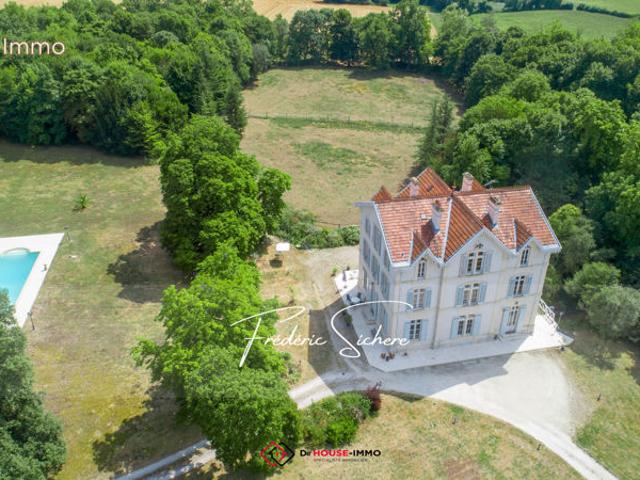 Maison de maître de 341 m² avec parc de 4 hectares Piscine