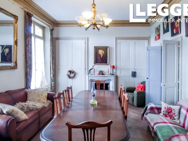 Maison de Maître de 5 chambres avec cour, garage et terrain non attenant au bord de la rivière