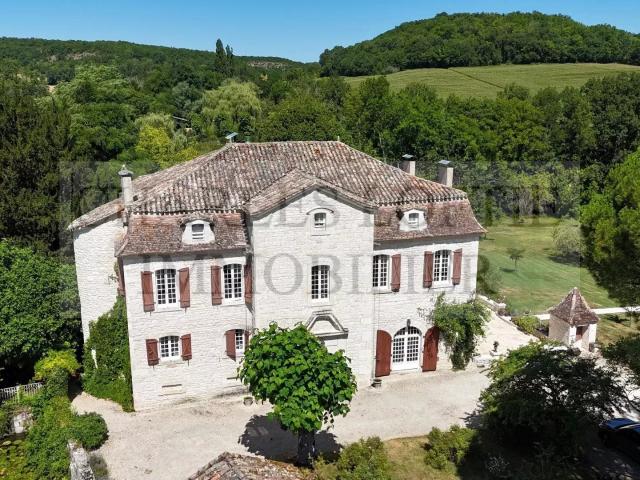 Maison de Maître, dépendances et pisicne, sur 11 ha Nichée d. 639m² Montcuq
