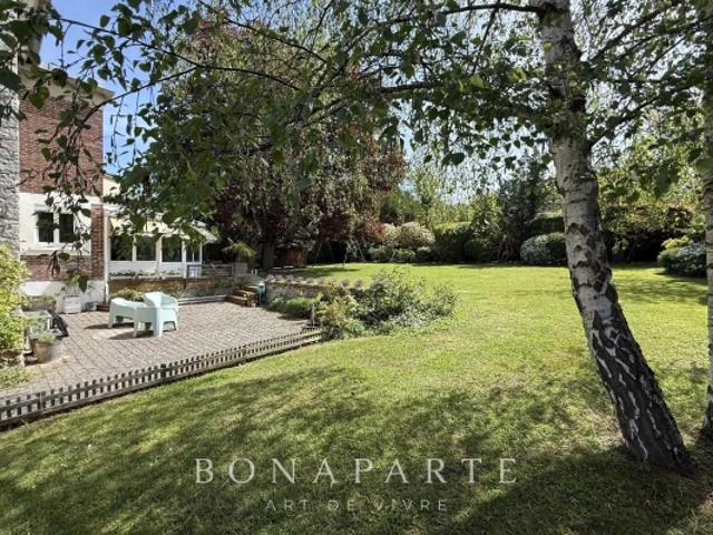 Maison de maître en meulière – 264 m² – Parc arboré de 1 440 m² à 40 min de Paris