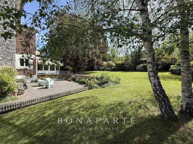 Maison de maître en meulière – 264 m² – Parc arboré de 1 440. 264m² Bonnières sur Seine