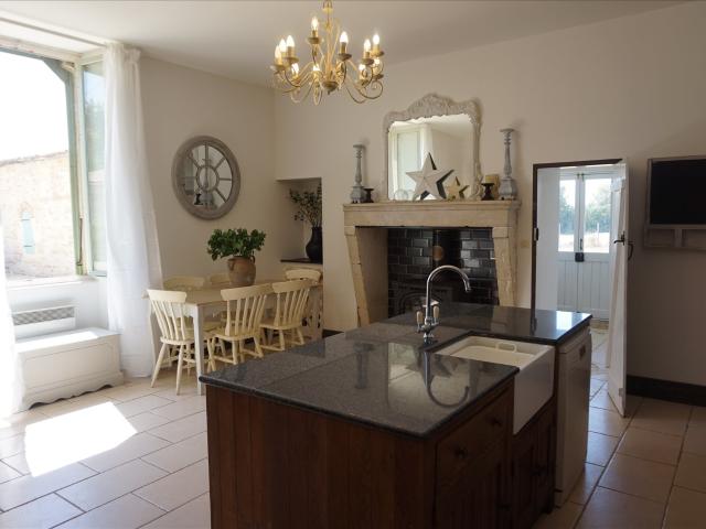Maison de Maître en pierre à la campagne avec gîte attenant. 355m² Mairé Levescault