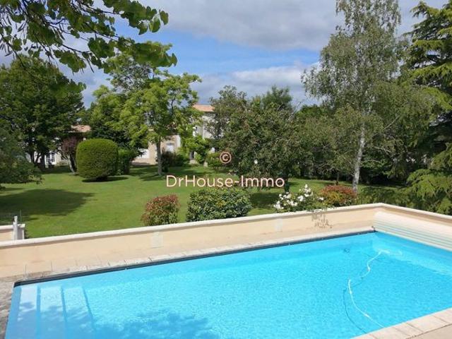 Maison de maître en pierre, gîte, piscine, dépendances et son parc arboré