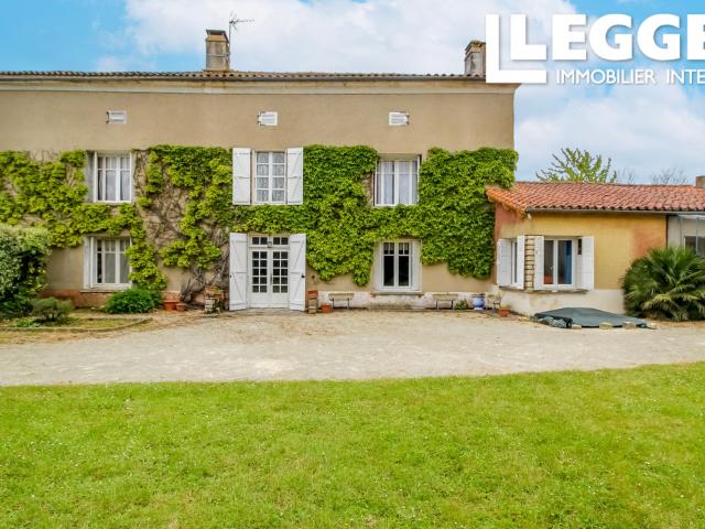 Maison de Maître, préservant son caractère d'origine, dépendances et jardin clos