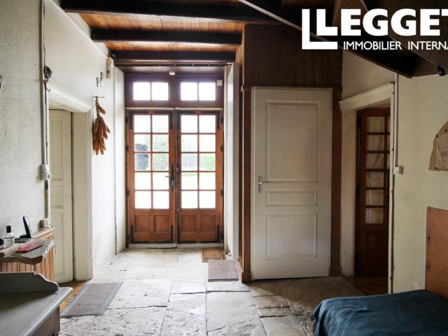 Maison de Maître, préservant son caractère d'origine, dépendances et jardin clos