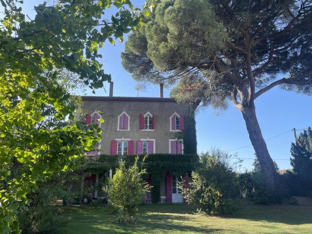 Maison De Maitre sur un parc arboré de 4300m2 avec sa piscin. 570m² Tonneins